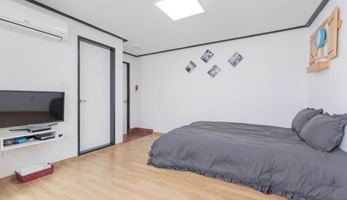 Room (Room 102 of building 2 (bed))