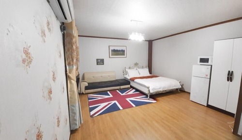 Room (Room 211)