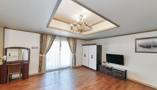 Room (Room 300)