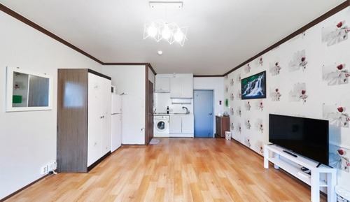 Room (Room 212)