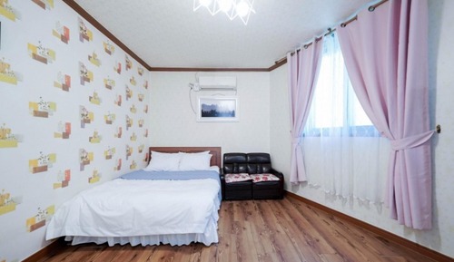 Room (Room 201)