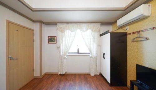 Room (Room 305)