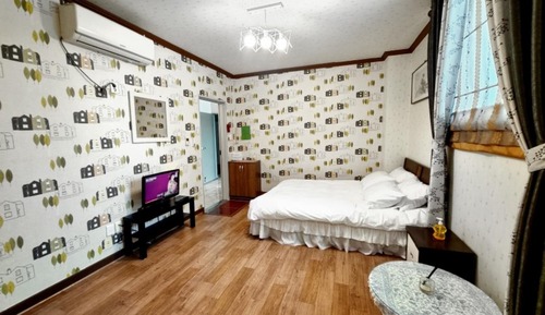 Room (Room 202)