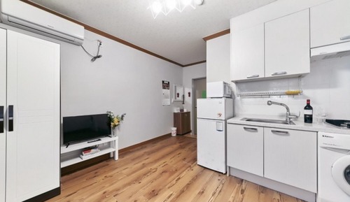 Room (Room 203)