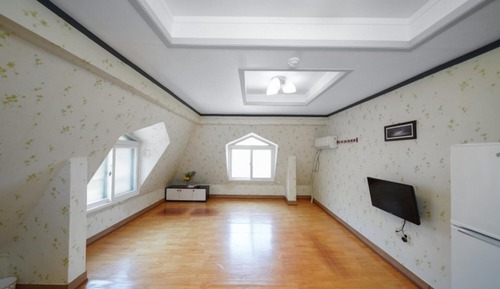 Room (Star 2)