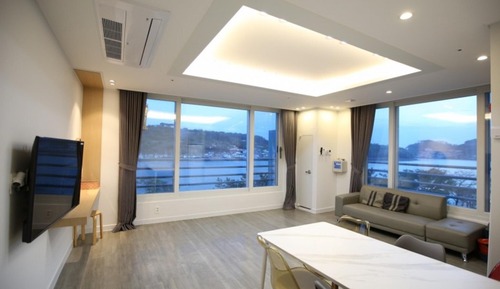 Room (Room 503)