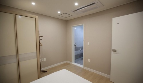 Room (Room 402)