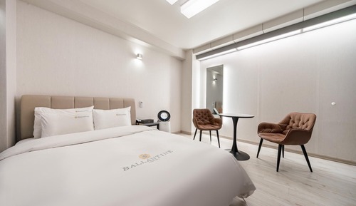 Room (Deluxe / Breakfast for 2 (Breakfast F)