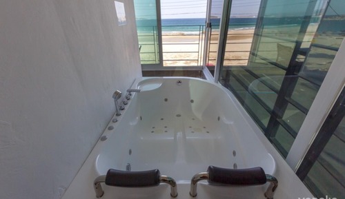 Room (Room 201 (Whirlpool Spa))