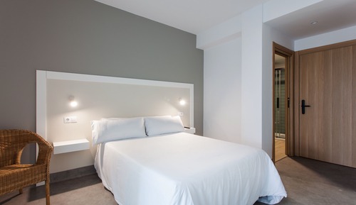 Habitación básica con 1 cama doble o 2 individuales, bañera