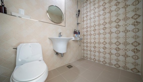 Room (Room 201 (studio type/queen bed))