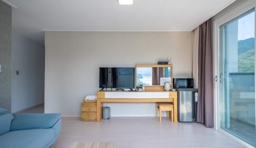 Room (Room 405 (Panoramic River View/Two Ro)