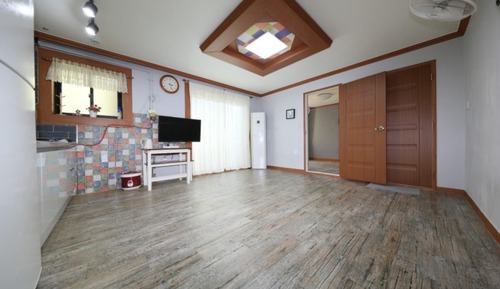 Room (Room 205)