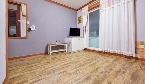 Room (Small room 203)