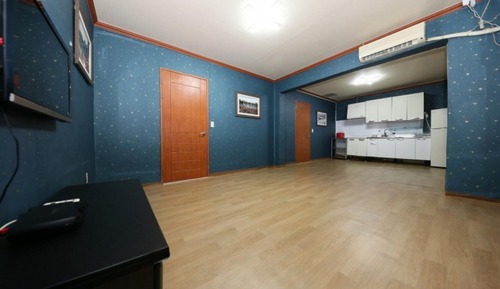 Room (46 m Studio (Semi-Basement))