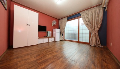 Room (23m ondol)