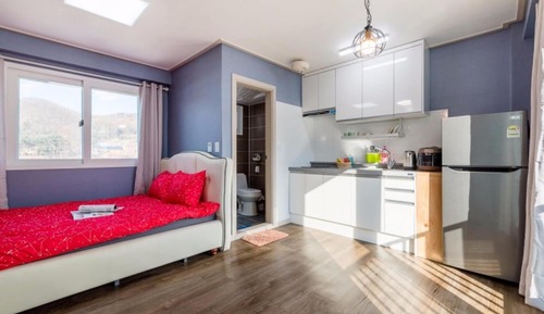 Room (Crescent)