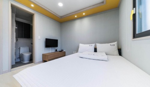 Room (Room 202)