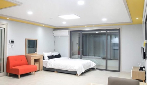 Room (Room 203)