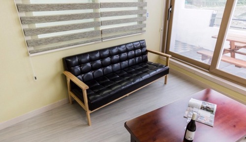 Room (Room 102)