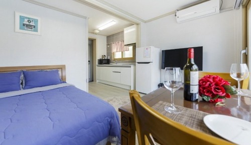 Room (Room 202)