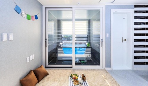 Room (Room 201)