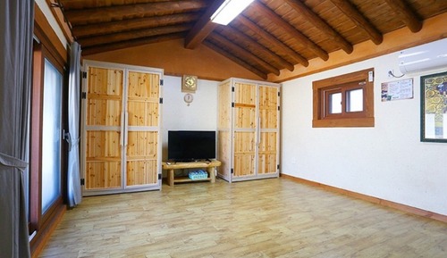 Room (Room 5-Hwangjeokbong)