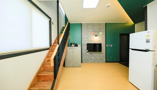 Room (Room 303 (duplex))