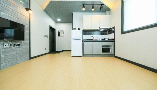 Room (Room 203)