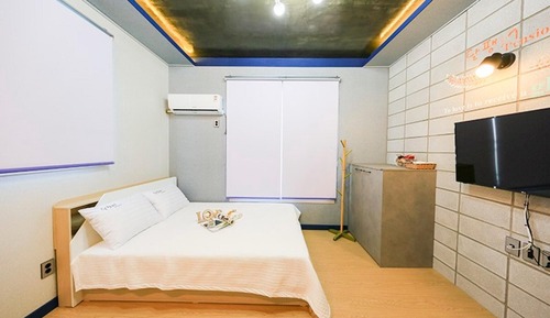 Room (Room 204)