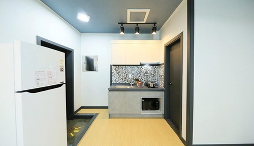 Room (Room 102)