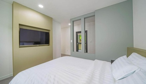Room (Room 202)