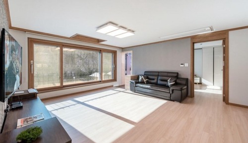 Room (Room 201)