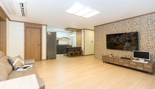 Room (Room 202)