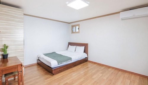 Room (602)