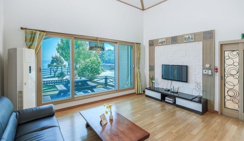 Room (201 (duplex-type))