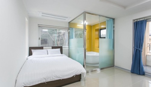 Room (B202)