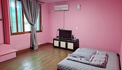 Room (Room 102 (with a dog))