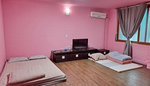 Room (Room 103 (with a dog))