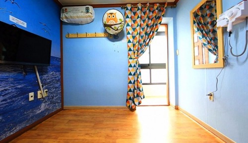 Room (Room 203)