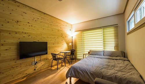 Room (Three stars)