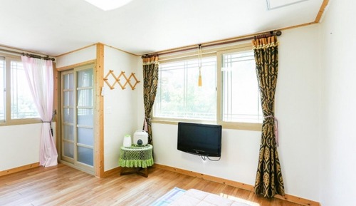 Room (Room 103)