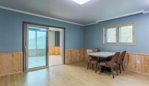 Room (Room 203)