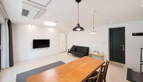 Room (Room 102)