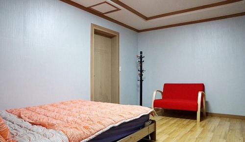 Room (Sky (the second floor))