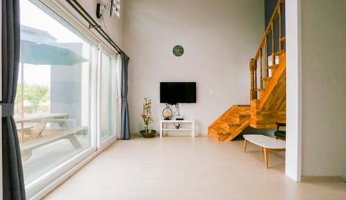 Room (Room 103)