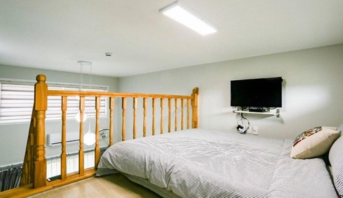 Room (Room 102)