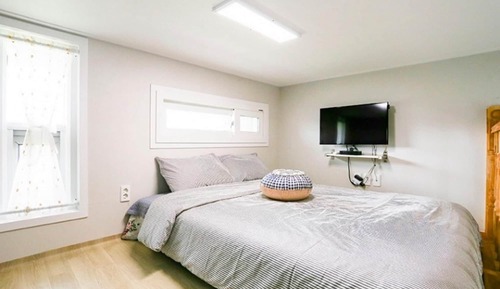 Room (Room 104)