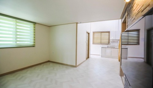Room (Room 201)