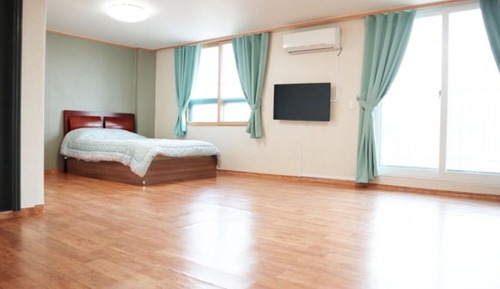 Room (Room 302)